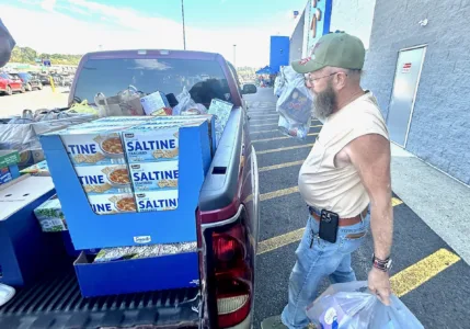 Veterans' groups collect food and cash for Gospel Mission